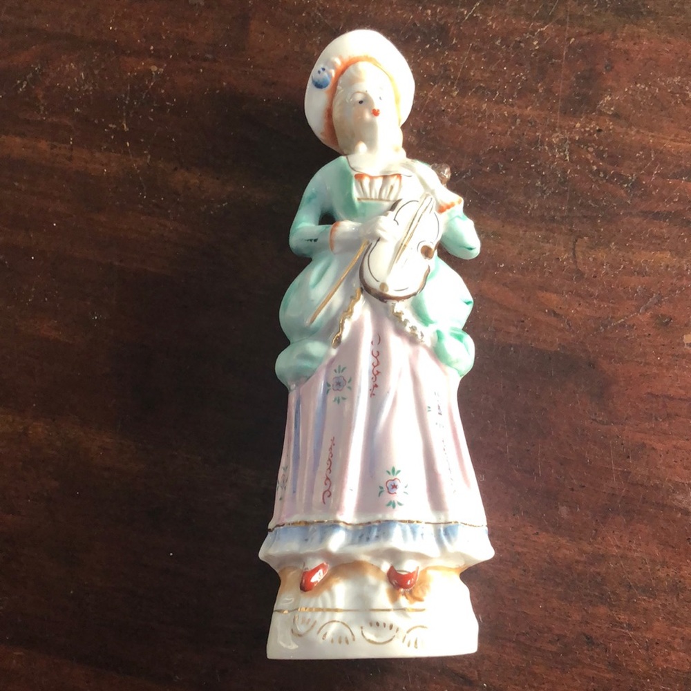 VINTAGE COLLECTABLE PORCELAIN 18TH CENTURY-FIGURINE MADE IN OCCUPIED JAPAN.